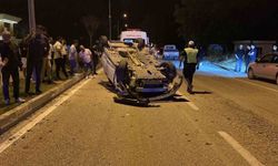 İnegöl’de gece yarısı kaza: Otomobil takla atıp ters döndü