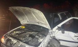 Kayseri'de hafif ticari araçla otomobil kafa kafaya çarpıştı: 2 yaralı