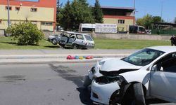 Kaza yapan otomobil ağacı kırarak üzerine çıktı: 2 yaralı