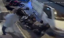 Kimse ne olduğunu anlayamadı, temizlik yapan esnaf kamyonetin altında kalmaktan son anda kurtuldu