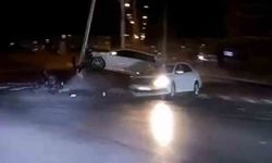 Kırmızı ışıkta geçen otomobilin kazası güvenlik kamerasında: 3 yaralı