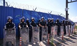 Kosovalılar eski Cumhurbaşkanı Thaçi'nin mahkumiyeti sonrası Lahey'de polisle çatıştı