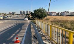 Lastiği patlayan otomobil bariyerlere çarptı: 1 yaralı