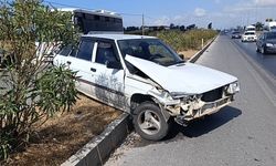 Manavgat'ta kaza yapan araç refüjde asılı kaldı