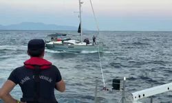 Motoru arızalanıp sürüklenen teknedeki İsrail uyruklu 2 kişiyi Sahil Güvenlik ekipleri kurtardı
