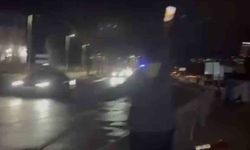 Motosiklet bariyerlere çarptı, gençler cep telefonu ışığıyla trafiği durdurdu