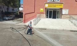 Okul bahçeleri ve oyun sahaları yıkanarak temizlendi