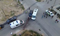 Okul servisi ile hafif ticari araç çarpıştı: 6 yaralı