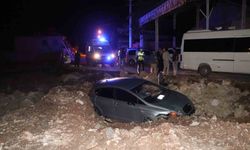 Otomobil inşaatın kazı alanına uçtu: 2 yaralı