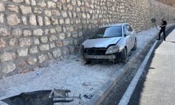 Otomobil istinat duvarına çarptı: 1 yaralı