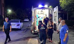Otomobil kaldırım kenarında oturan kişiye çarptı: 1 ağır yaralı