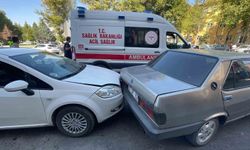 Otomobil park halindeki araçlara çarptı: 3 yaralı