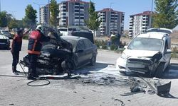 Otomobil ve hafif ticari araç çarpıştı, 1 kişi yaralandı