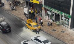 Otomobilde çıkan yangını belediye temizlik işçileri söndürdü