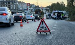 Otomobilin çarptığı genç motosiklet sürücüsü yola savruldu