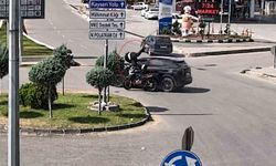 Otomobille motosikletin çarpıştığı kaza kamerada: Sürücü böyle savruldu