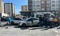 Otomobiller çarpıştı: 2 yaralı