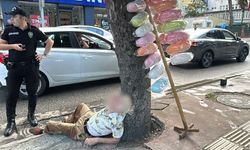 Pamuk şekerci sokak ortasında sızdı