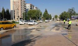 Patlayan ana su hattı yolu kullanılamaz hale getirdi