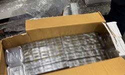 Plastik kutuların arasından 20 bin paket kaçak sigara çıktı