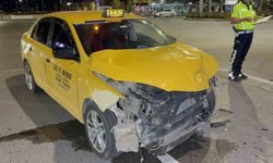 Samsun'da kavşakta iki ticari taksi çarpıştı: 2 yaralı