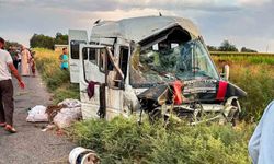 Şanlıurfa'da işçileri taşıyan servis tahliye kanalına devrildi: 15 yaralı