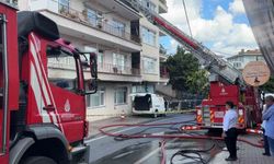 Sarıyer'de korkutan yangın: İki binanın çatısı ile bir araç yandı