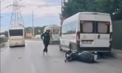 Şerit değiştirirken park halindeki araca ve dolmuşa çarptı: Kaza anı kamerada