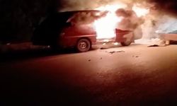 Seyir halindeki minibüs alev alev yandı