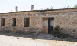 Silopi'de tehlike saçan metruk yapı yıkılıyor
