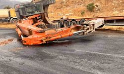 Tırın üzerindeki iş makinesi yola düştü, yol trafiğe kapandı