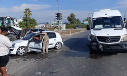 Tur minibüsü ile otomobil çarpıştı: 2 yaralı