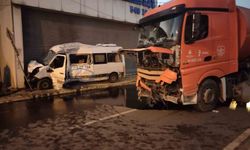 Ümraniye'de servis minibüsü ile İSTAÇ kamyonu çarpıştı: 2 yaralı