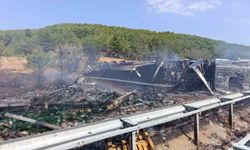 Uşak'ta bariyere çarpan alkol yüklü tır alev aldı
