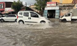Uşak'ta sağanak yolları göle çevirdi