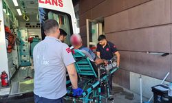 Üzerine buzdolabı devrilen kişi yaralandı