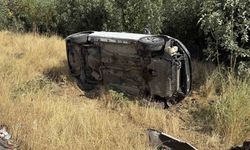 Virajı alamayan sürücünün otomobili devrildi