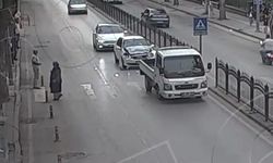 Yayaya yol veren kamyonete otomobil çarptı