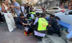 Yolun karşısına geçmeye çalışan yaşlı kadın ve torununa otomobil çarptı, sürücü kaçtı