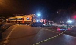 Zonguldak'ta yolcu treni otomobille çarpıştı: 5 yaralı