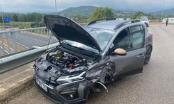 Bursa’da otomobil bariyerlere saplandı: 2 yaralı