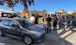 Bursa'da araca çarpmamak için manevra yapan motosikletteki 2 genç yaralandı
