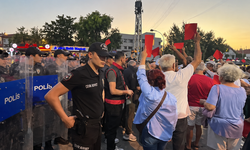 Foça’da Saniye Bora Fıçı’ya protesto: Kırmızı kart gösterip 'istifa' diye bağırdılar!