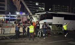 Alt geçitte korkutan kaza: Yolcu otobüsü duvara çarptı, 11 yaralı