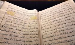 3 metrelik dev eser görenleri şaşırtıyor: 150 kiloluk el yazması Kur’an-ı Kerim