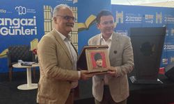 Emrah Safa Gürkan, Osmangazi Kitap Günleri’nde gençlerle buluştu