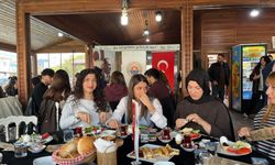 Gemlik’te Üniversite Öğrencileri Kahvaltıda Buluştu