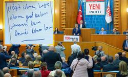 Özgür Özel konuşurken kameralara takıldı! Nottaki sözler dikkat çekti