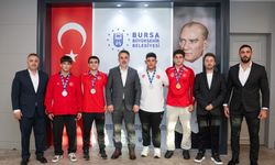 Bursalı güreşçilerin gösterdikleri mücadele göğüsleri kabarttı