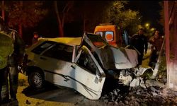 Bursa’da otomobil duvara çarptı: Sürücü araçta sıkıştı